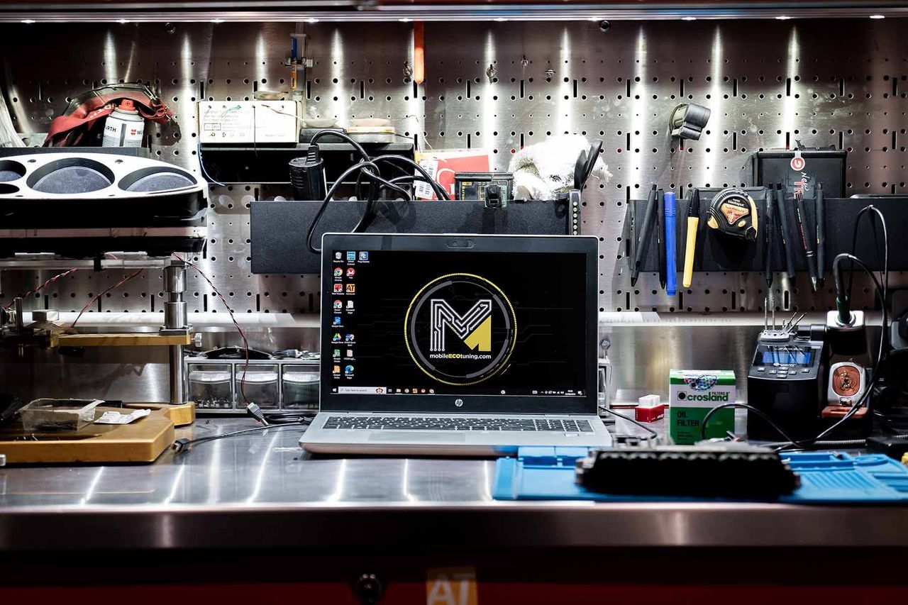 laptop with Met clean logo on