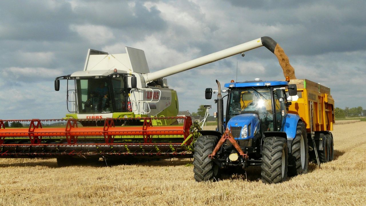 combi harvester filling trailer