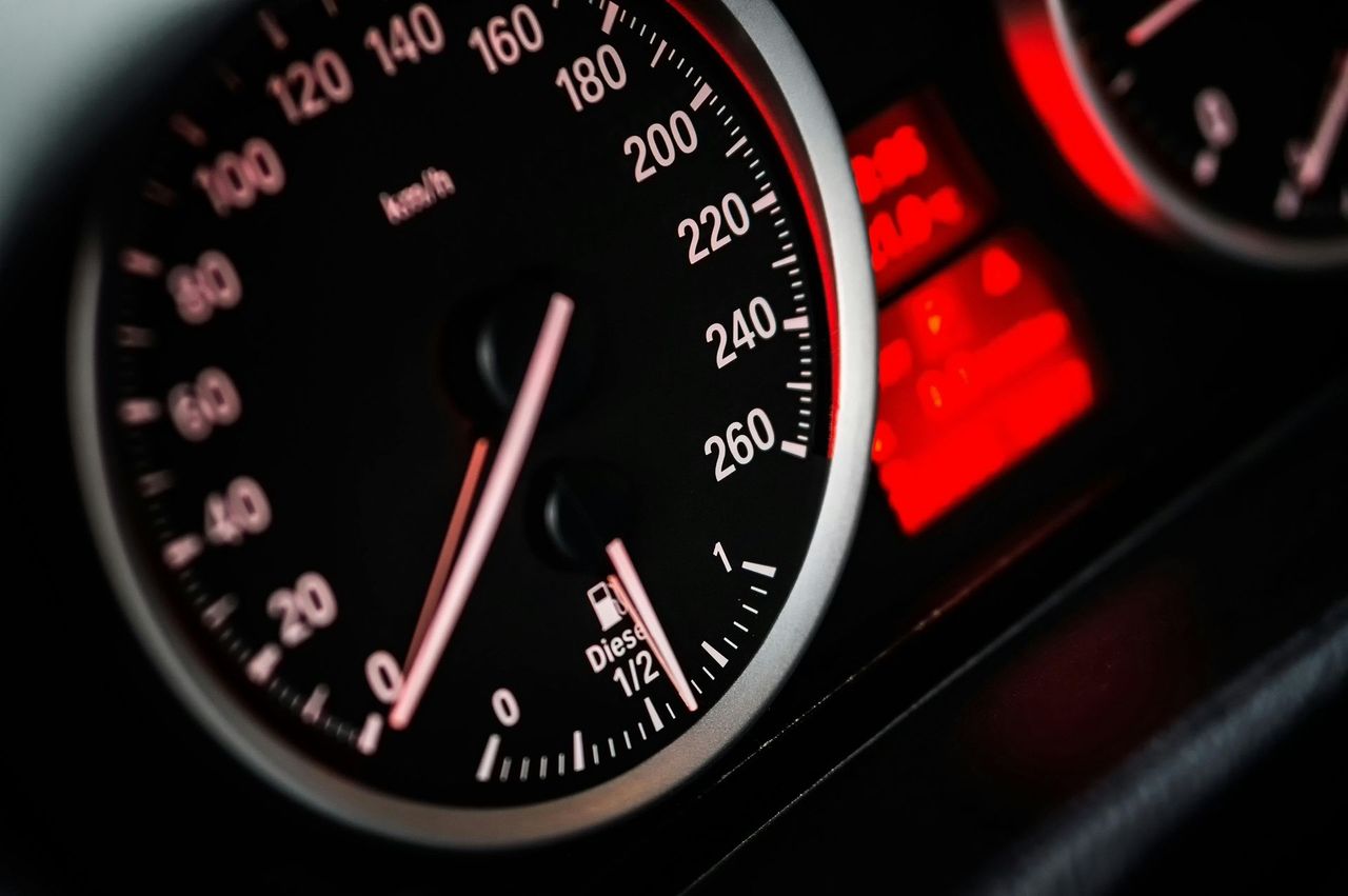 speedo showing zero miles per hour